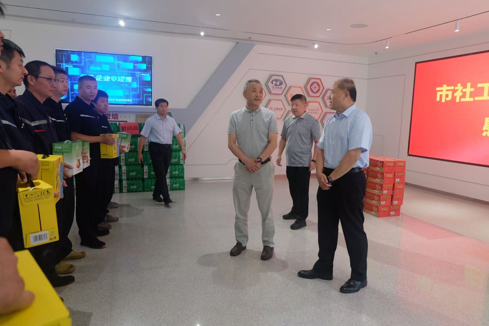 情系职工“送清凉” 市社领导到赛欧公司慰问一线职工