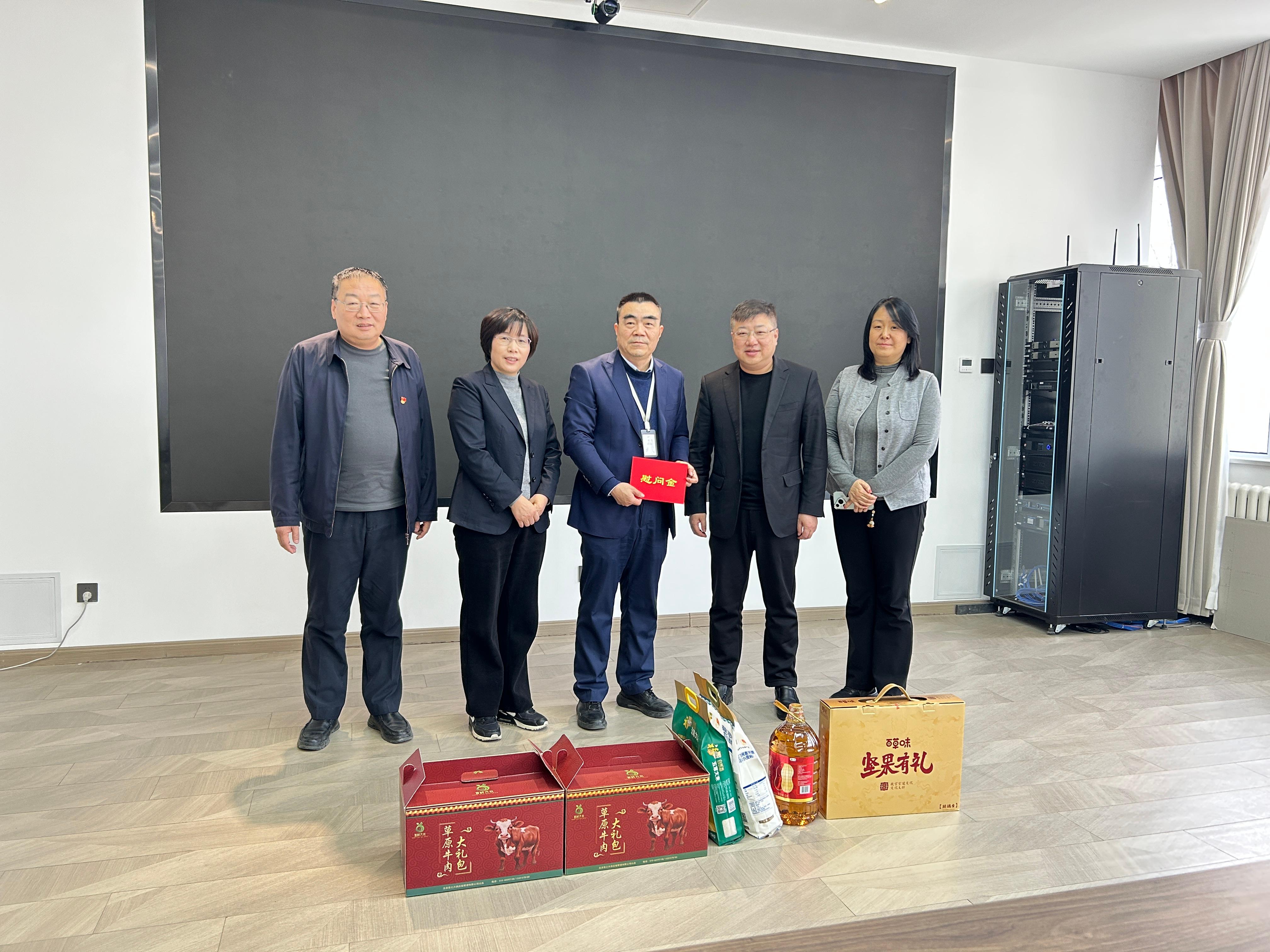 市社工会到佳之兴公司开展春节前劳模慰问工作