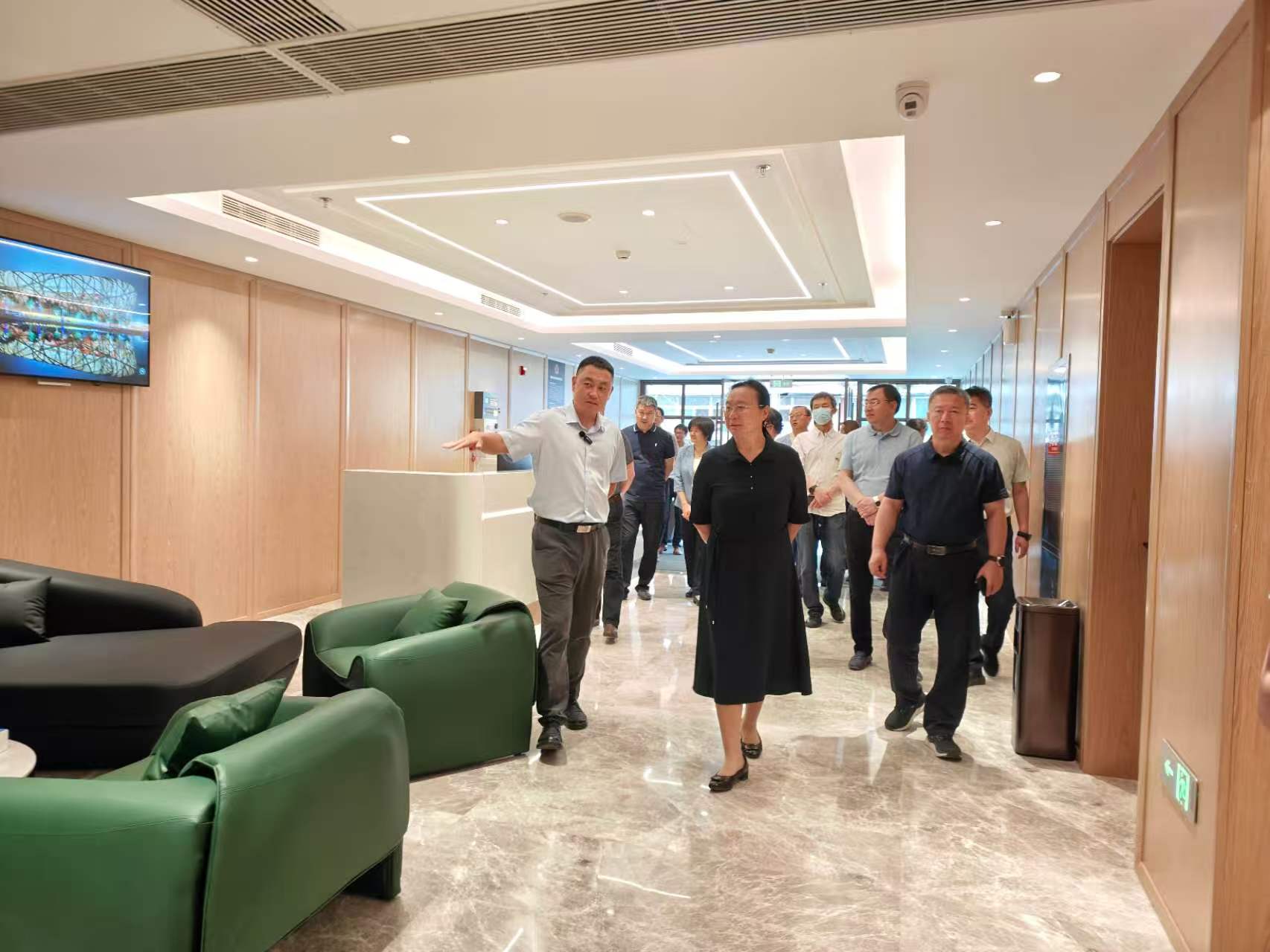 市社领导班子深入亿客隆公司平安酒店项目调研
