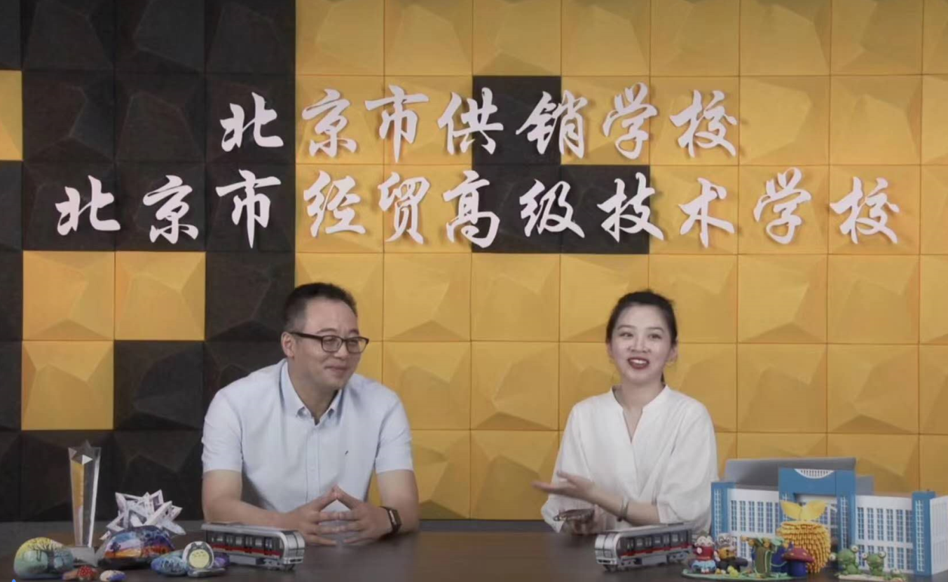 副校长陈巨东走进直播室.png