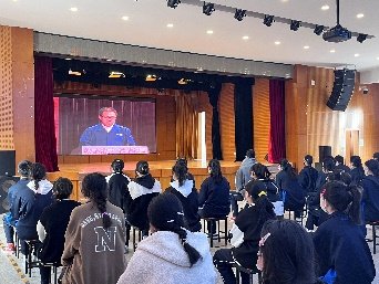 学校组织师生收看“技能成才 技能报国”先进事迹报告活动