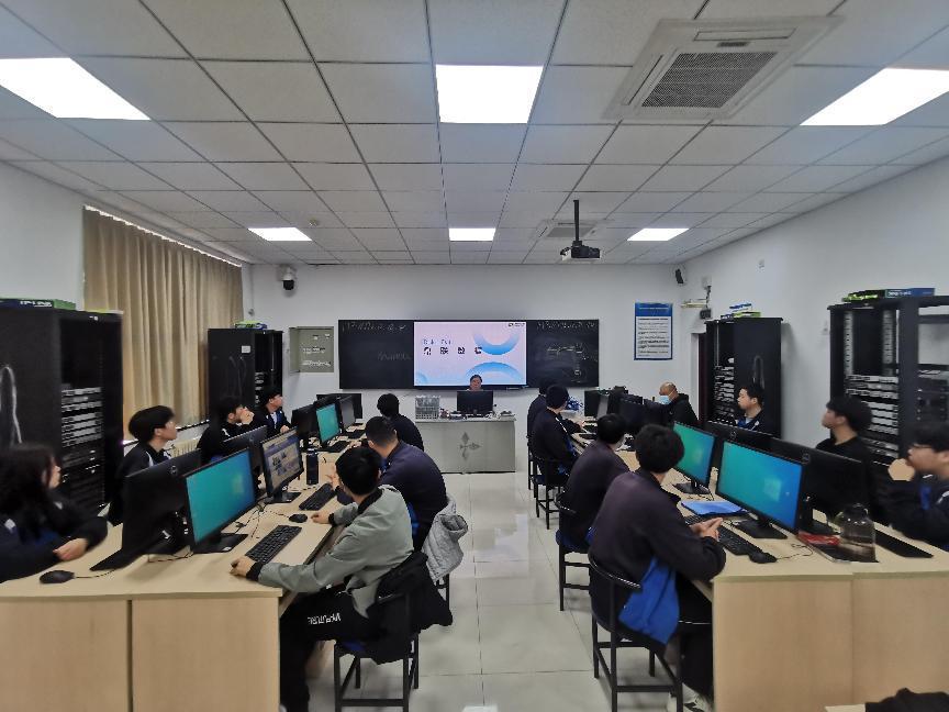 学校信息技术系网络专业开展企业专家进校园活动