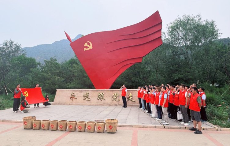 佳之兴公司组织党员干部赴“背篓精神”传承教育基地开展主题教育活动照片-3