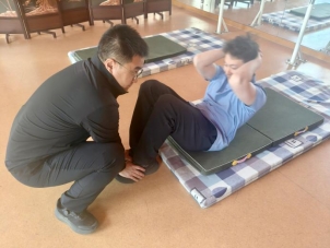 小白哥仰卧起坐 第一