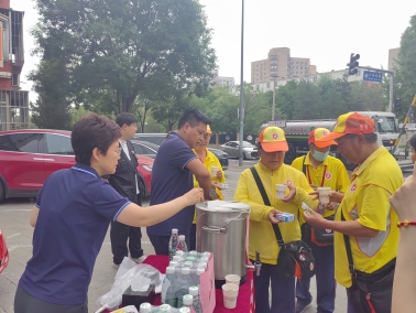 便民驿站 夏日送凉 海龙集团 胡锦丽